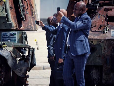 Лидеры африканских стран спускались в укрытие в Киеве во время ракетной атаки РФ, после чего сделали фото уничтоженной техники оккупантов – СМИ