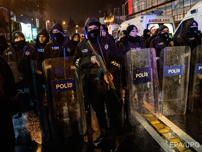 Камера наблюдения стамбульского ночного клуба зафиксировала одного из нападавших. Видео