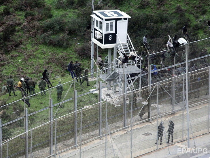Более тысячи африканских мигрантов штурмовали пограничные укрепления испанского эксклава Сеута