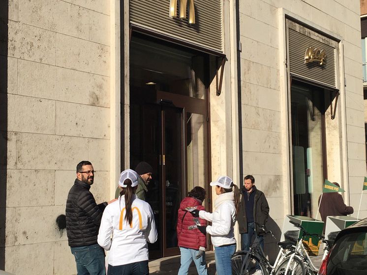 В Ватикане открылся McDonald's