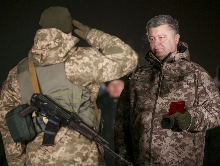 Военных, которых 31 декабря награждал Порошенко, оставили встречать Новый год в холодном ангаре &ndash; соцсети