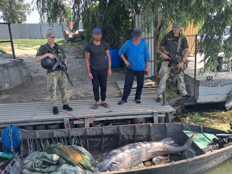 В Одеській області прикордонники зловили рибалок із 125-кілограмовою червонокнижною рибою – ДПСУ