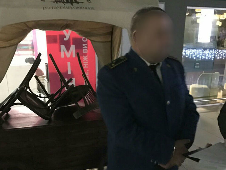 Прокуратура задержала на взятке сотрудника таможни аэропорта Киев, который наладил механизм вымогательства денег