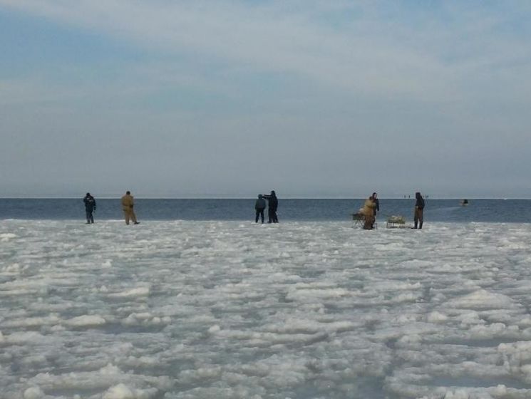 В Запорожской области спасли 12 рыбаков, которых унесло на льдинах