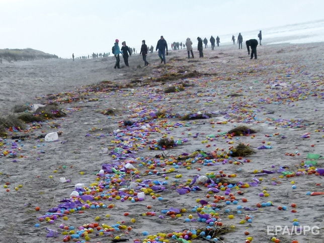 Побережье немецкого острова усыпано пластмассовыми яйцами и детским конструктором