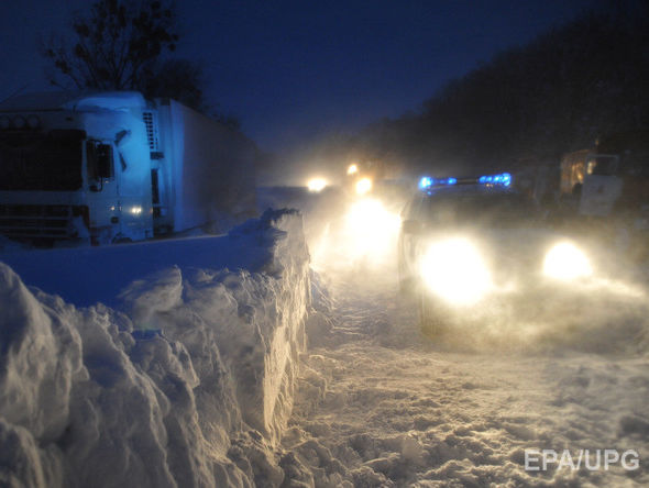 На юге Украины из-за непогоды ограничили движение транспорта