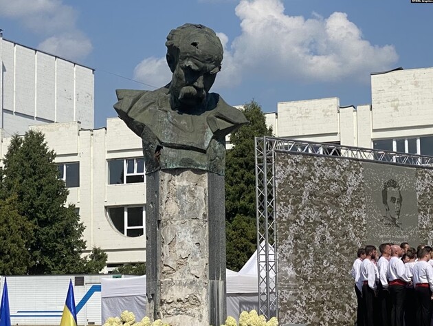 В Україні вручили Шевченківську премію. Церемонія відбулася у Бородянці, біля простреленого пам'ятника Шевченку. Фото