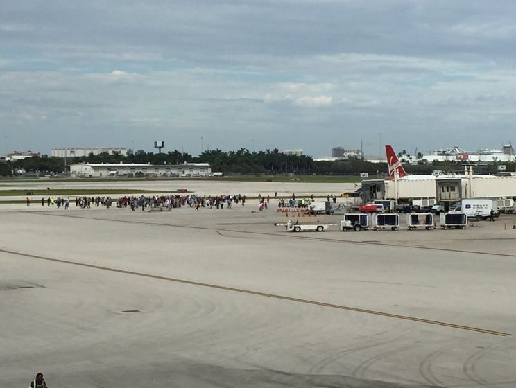 В результате стрельбы в аэропорту во Флориде погибли пять человек, восемь ранены &ndash; полиция