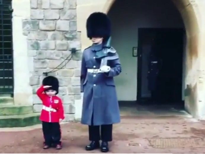 В Лондоне королевский капрал подошел сфотографироваться к малышу в форме гвардейца