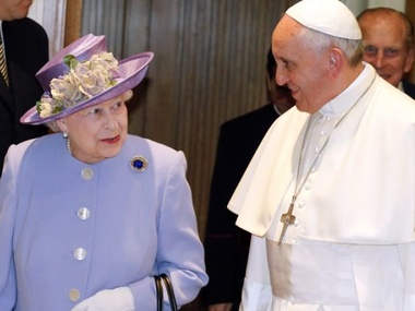 Британская королева подарила Папе Франциску I горшочек меда и десяток яиц