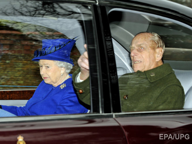 Елизавета II появилась на публике впервые после серьезной простуды