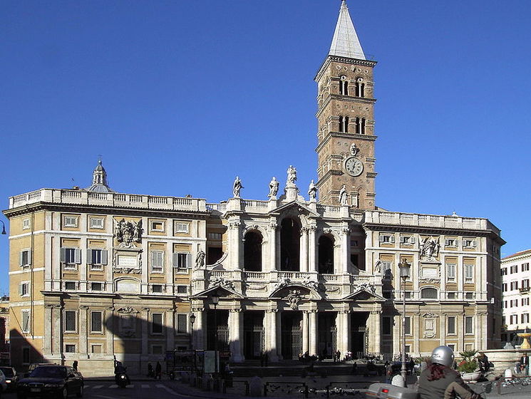 В базилике Рима мужчина напал на двух священнослужителей