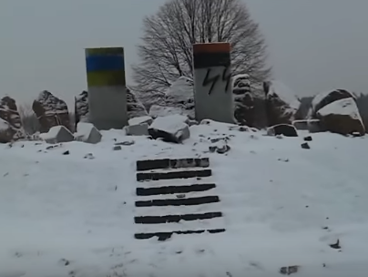 Во Львовской области подорвали и разрисовали нацистской символикой памятник полякам, погибшим во время Второй мировой войны