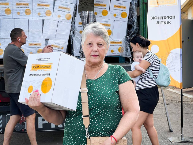 Переселенцы, живущие в поселке Таирово в Одесской области, получают продуктовые наборы от Фонда Рината Ахметова