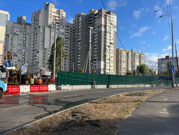 В Киеве на дорогу упал строительный кран, общественный транспорт меняет маршруты. Фото