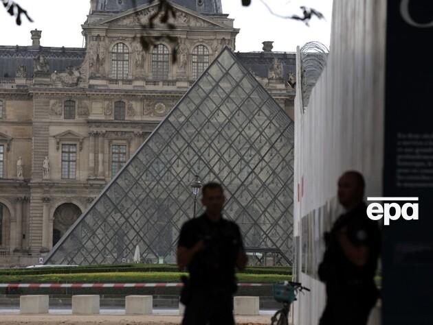 Во Франции эвакуировали людей из Лувра и Версальского дворца, в стране ввели режим 
