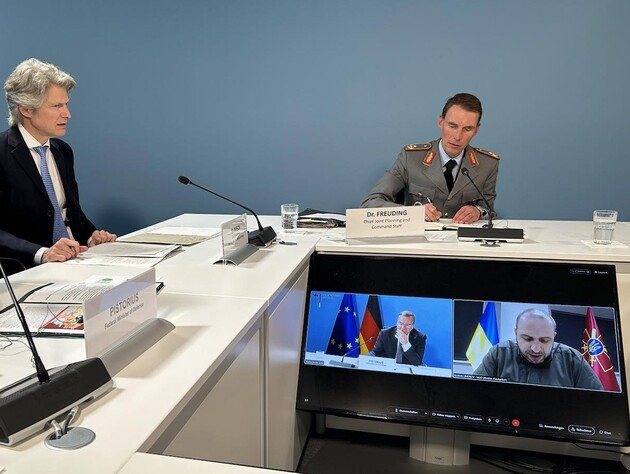Умеров обсудил с министром обороны ФРГ поддержку Украины артиллерией и боеприпасами