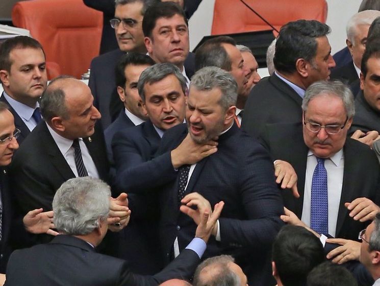 В парламенте Турции депутаты устроили драку в ходе обсуждения конституционной реформы