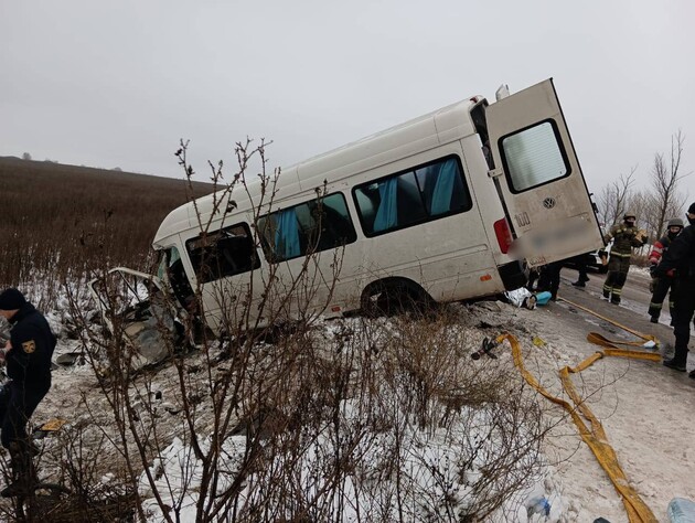 В Харьковской области легковая Toyota врезалась в волонтерский автобус. Есть погибший, 18 человек ранены
