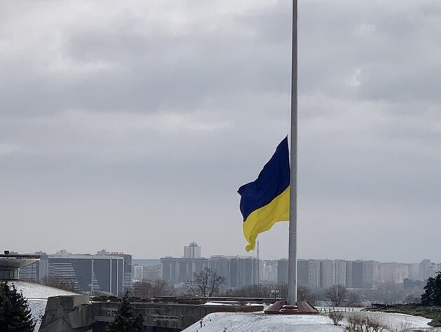 В Киеве шквальный ветер повредил самый большой флаг Украины, его заменили на новый