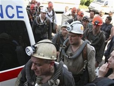 Ахметов перечислил 700 тысяч гривен семьям погибших шахтеров 