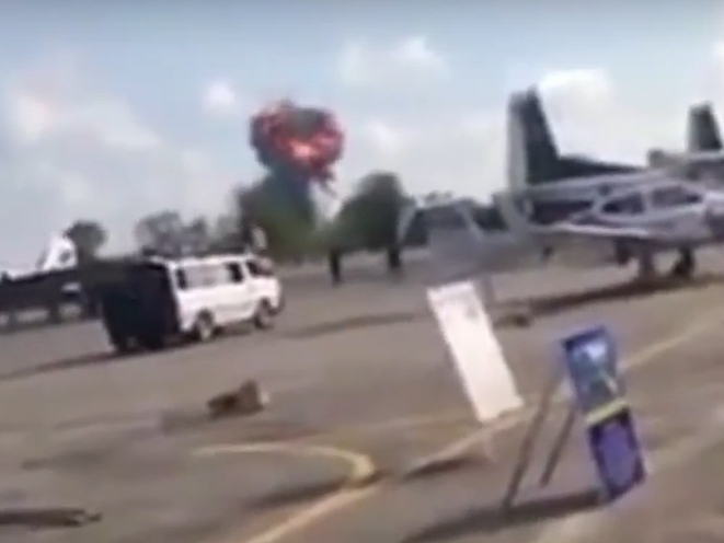 В Таиланде разбился истребитель во время авиашоу для детей. Видео 
