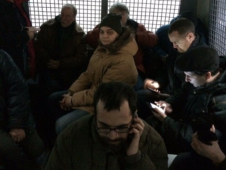 На антикризисном сходе в Москве полиция задержала несколько десятков человек