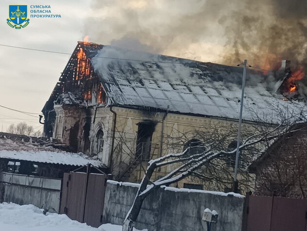 Окупанти обстріляли житлові будинки й інфраструктуру прикордонного міста в Сумській області, двох людей поранено – прокуратура