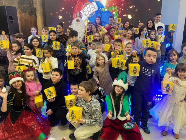 Дети-переселенцы из Донецкой области стали гостями новогоднего праздника от Фонда Рината Ахметова в Киеве