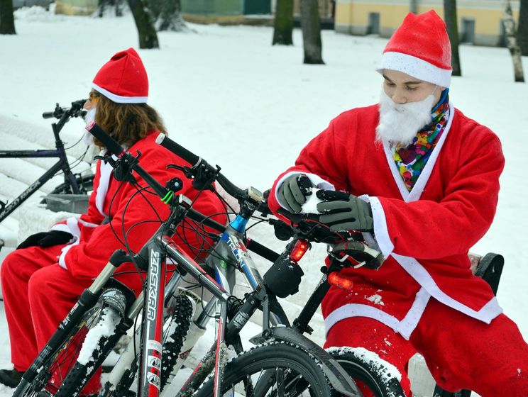 В Санкт-Петербурге полиция назвала велопробег Дедов Морозов и Снегурочек "несанкционированной акцией"