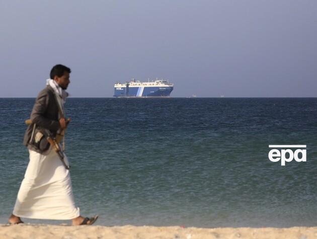 Чотири великі судноплавні компанії тимчасово зупиняють прохід через Червоне море після нападів хуситів