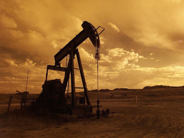 Нефть торгуется ниже $56 за баррель
