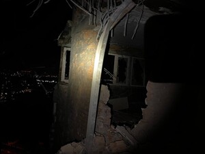 Нічна атака Shahed на Київ. Уламки збитих дронів впали у трьох районах столиці, поранено двох людей, пошкоджено будинки – КМВА