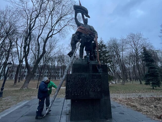 У центрі Києва демонтували пам'ятник учасникам більшовицького 