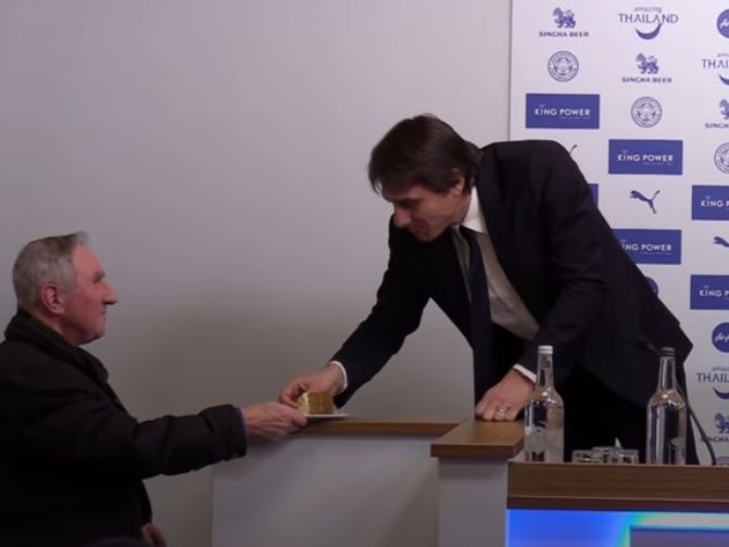 Главный тренер "Челси" попросил журналиста поделиться пирожным. Видео