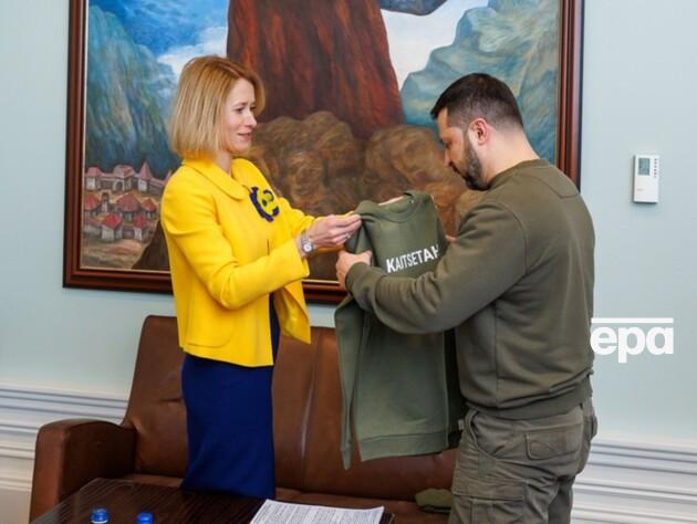 Премьер Эстонии для встречи с Зеленским выбрала наряд цвета украинского флага и подарила ему свитшот с символическим принтом. Фото