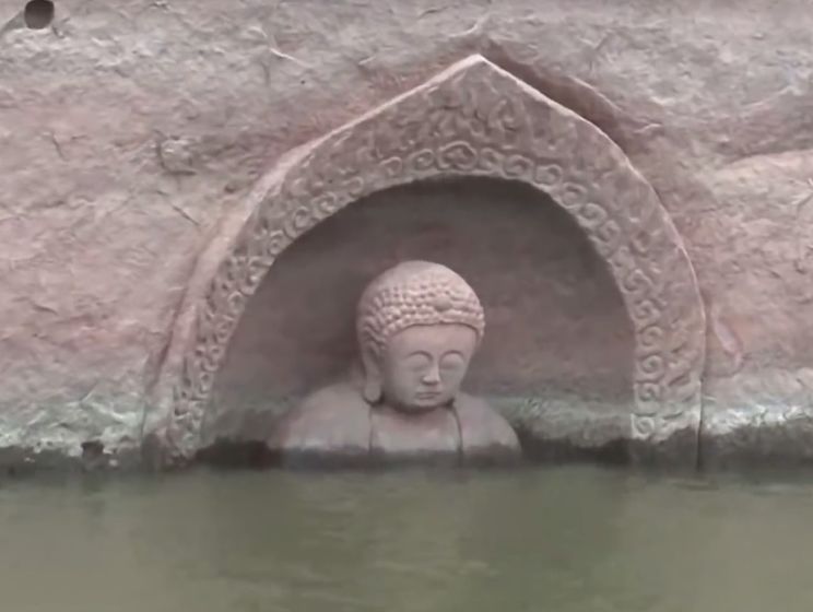 На дне пересыхающего водоема в Китае обнаружили древнюю статую Будды. Видео