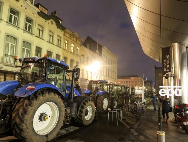 Европейские фермеры устроили протест в Брюсселе. Они кидали камни и яйца в здание Европарламента. Фото