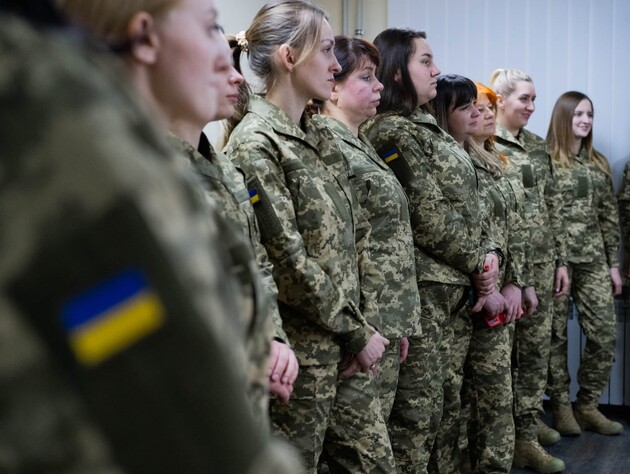 В ВСУ начали выдавать женскую военную форму