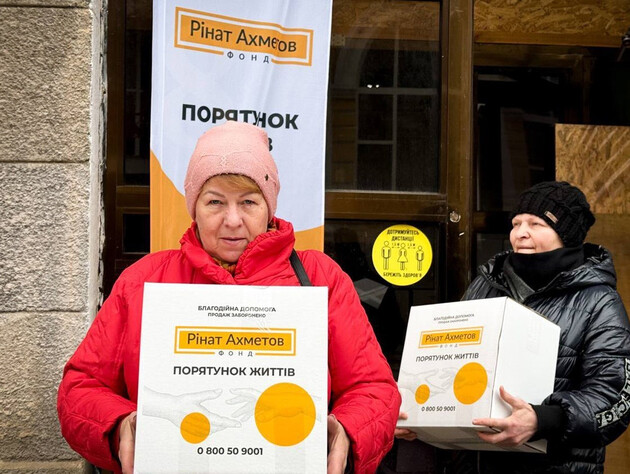 Переселенцы из Луганской области в Харькове получают помощь от Фонда Рината Ахметова