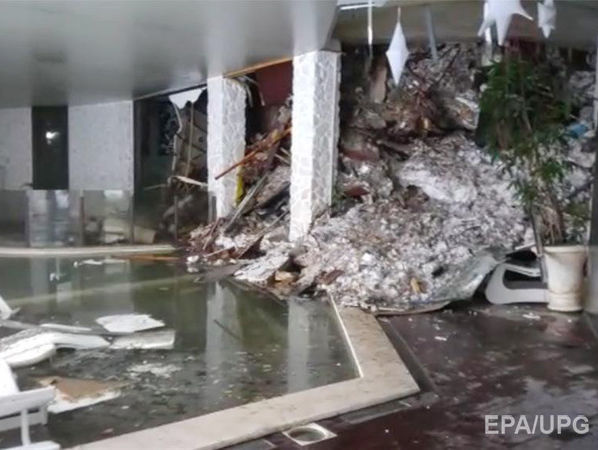 В сети опубликованы кадры из заваленного снежной лавиной отеля в Италии. Видео