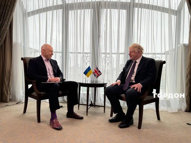 Джонсон о слухах, что он отговорил Украину от переговоров с РФ: Это чушь, это просто неправда. Разве можно вести переговоры с крокодилом, если твоя нога у него в пасти?