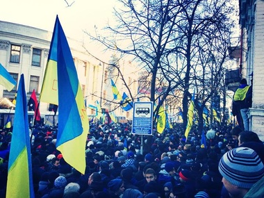 Под Радой тысячи украинцев требуют отставки Кабмина: "Азірова – на зірку!"