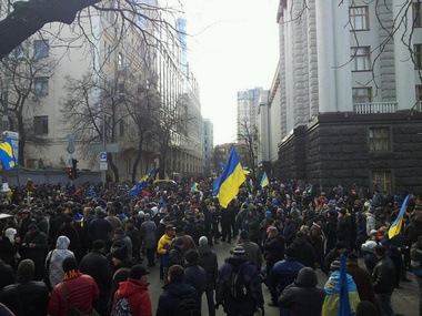 Оппозиция уводит участников митинга под Радой на Майдан