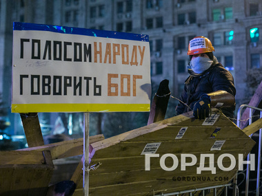На Майдане ввели "комендантский час"