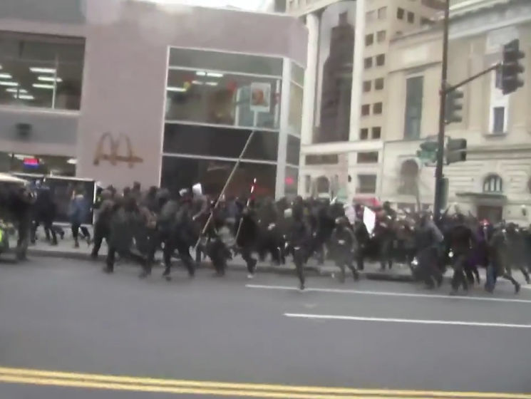 В Вашингтоне протестующие против Трампа бьют витрины, полиция применила газ. Видео