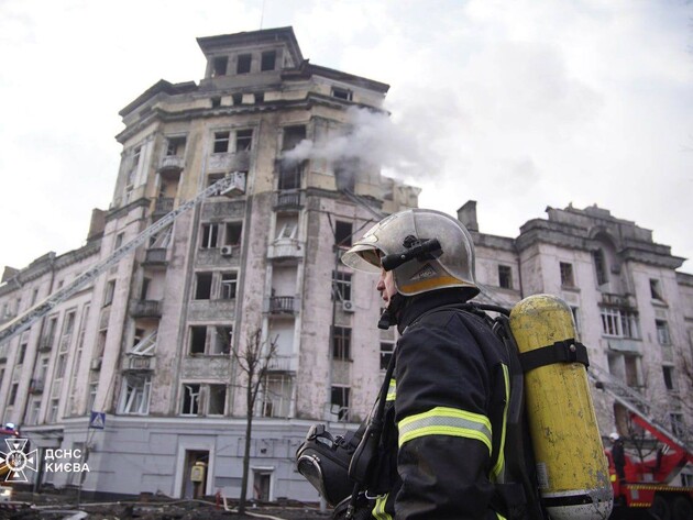 В Киеве число пострадавших из-за российской атаки выросло до 13. Спасатели потушили все пожары и эвакуировали десятки человек. Фото