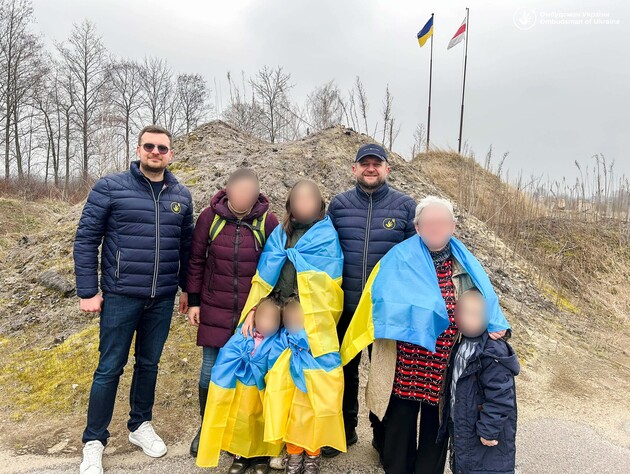 В Україну з РФ і з тимчасово окупованих територій повернули дев'ятьох українських дітей. Фото