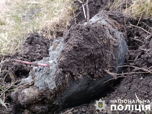 Поліцейські виявили уламок ракети з вибухівкою вагою понад 20 кг, якою РФ ударила по Києву 25 березня. Фото