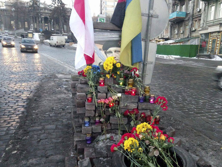 В Киеве активисты почтили память первых героев Небесной сотни